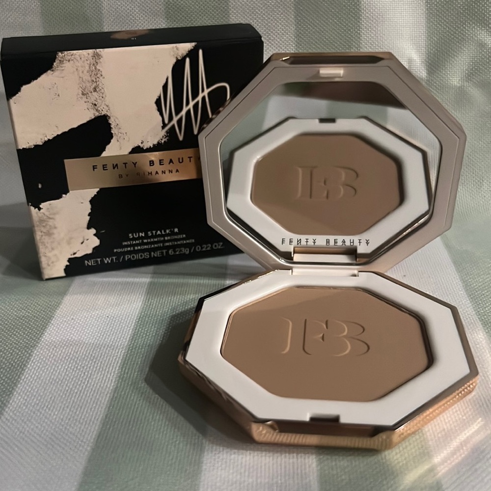 Fenty Beauty by Rihanna Sun Stalk’r Instant Warmth Bronzer in Inda Sun